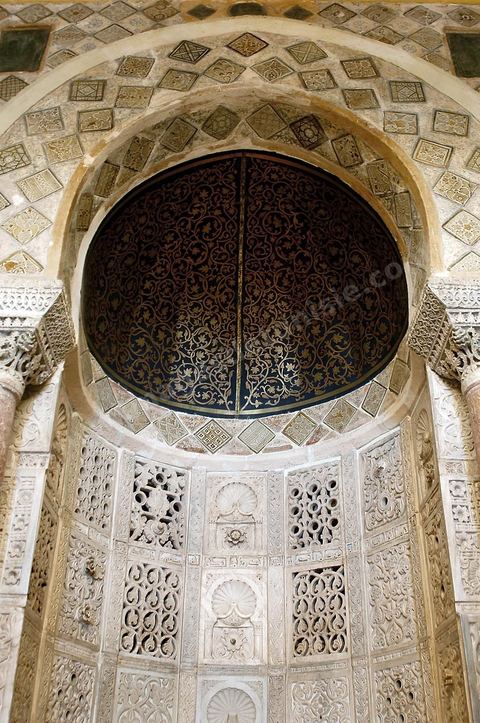 Mirhab de la salle des prières de la Grande Mosquée de Kairouan, le mirhab est entouré de 130 plaques de faiences à reflets métalliques importés de Bagdad au IXème siècle