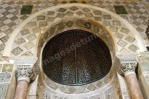 Mirhab de la salle des prières de la Grande Mosquée de Kairouan, le mirhab est entouré de 130 plaques de faiences à reflets métalliques importés de Bagdad au IXème siècle