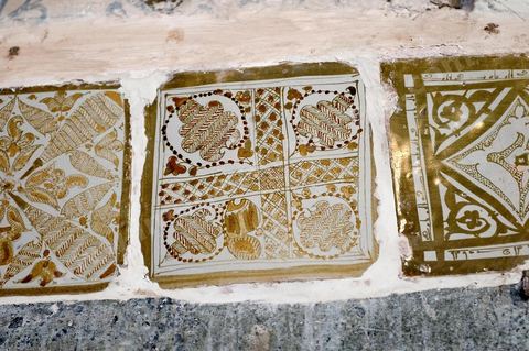 Détail du Mirhab de la salle des prières de la Grande Mosquée de Kairouan, le mirhab est entouré de 130 plaques de faiences à reflets métalliques importés de Bagdad au IXème siècle