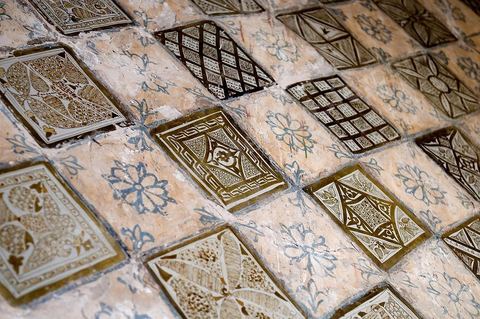 Détail du Mirhab de la salle des prières de la Grande Mosquée de Kairouan, le mirhab est entouré de 130 plaques de faiences à reflets métalliques importés de Bagdad au IXème siècle