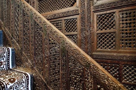 Détail du Minbar de la salle des prières de la Grande Mosquée de Kairouan, le minbar date du IXème siècle et compte plus de 300 panneaux de bois sculpté différents, décoré de motifs polygonaux et floraux d'influence orientale.