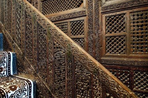 Détail du Minbar de la salle des prières de la Grande Mosquée de Kairouan, le minbar date du IXème siècle et compte plus de 300 panneaux de bois sculpté différents, décoré de motifs polygonaux et floraux d'influence orientale.