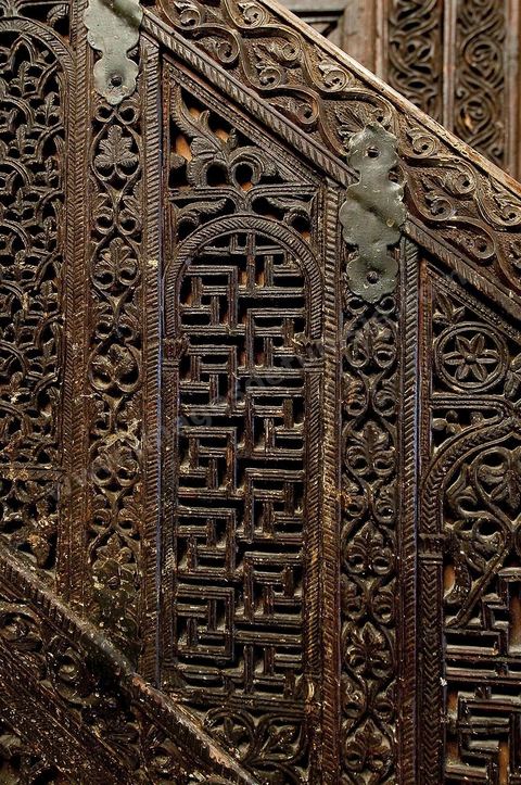 Détail du Minbar de la salle des prières de la Grande Mosquée de Kairouan, le minbar date du IXème siècle et compte plus de 300 panneaux de bois sculpté différents, décoré de motifs polygonaux et floraux d'influence orientale.