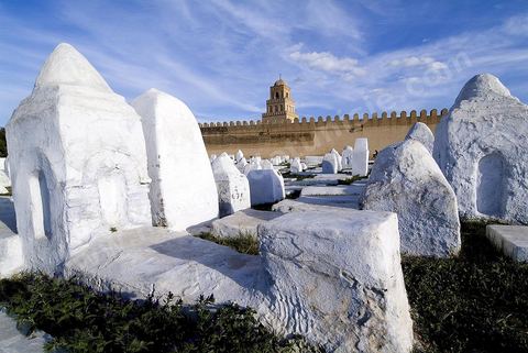 cimetière, enceinte et minaret de la grande mosquée de Kairouan