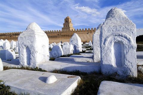 cimetière, enceinte et minaret de la grande mosquée de Kairouan