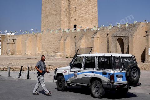 28 juin 2015 : Dispositif sécuritaire autour de la grande mosquée de Kairouan, ville où a étudié le terroriste de Sousse, Seiffeddine Rezgui. c'est ici que le groupe islamiste radical Ansar El Charia a oragnisé son grand meeting de 2012.