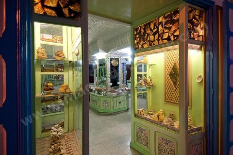 Ruelle de la medina de Kairouan, patisserie traditionnelle kairouannaise, le Makroud
