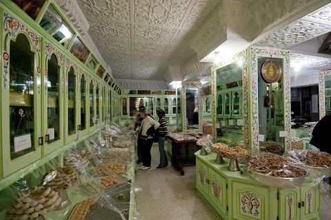 Ruelle de la medina de Kairouan, patisserie traditionnelle kairouannaise, le Makroud