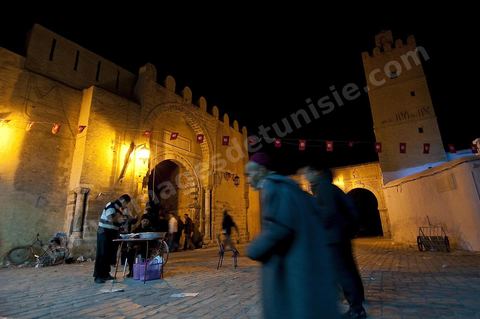 La medina de Kairouan, ruelle et scène de rue la nuit