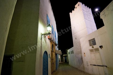 La medina de Kairouan, ruelle et scène de rue la nuit