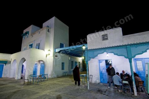 La medina de Kairouan, ruelle et scène de rue la nuit