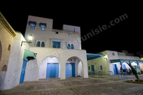La medina de Kairouan, ruelle et scène de rue la nuit