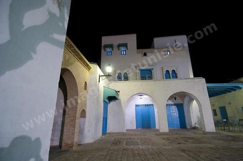 La medina de Kairouan, ruelle et scène de rue la nuit