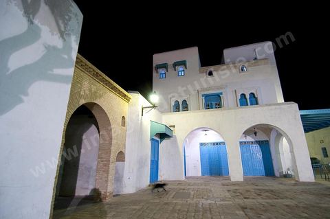 La medina de Kairouan, ruelle et scène de rue la nuit