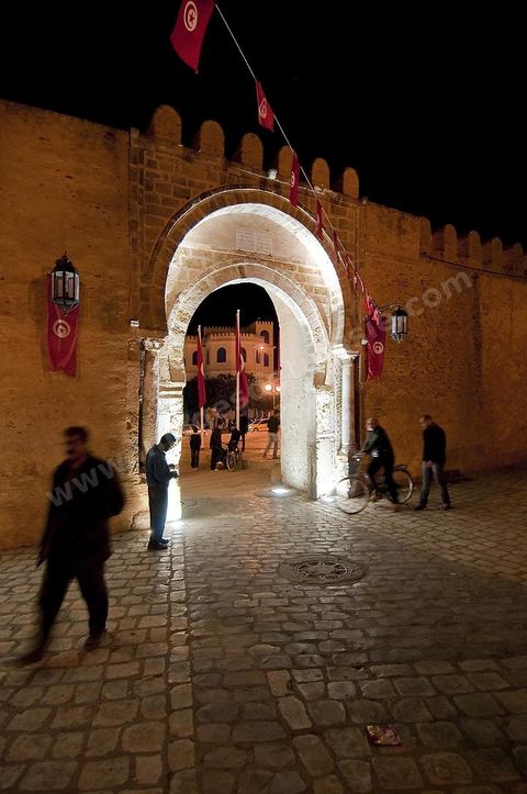 La medina de Kairouan, porte et rempart la nuit