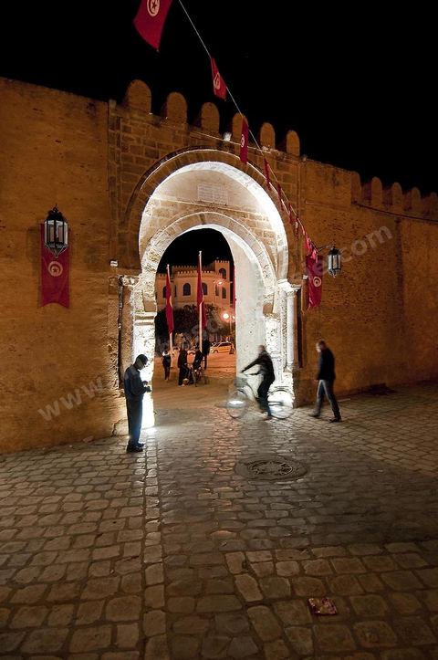 La medina de Kairouan, porte et rempart la nuit