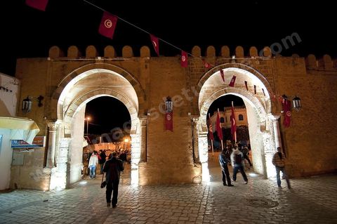 La medina de Kairouan, porte et rempart la nuit