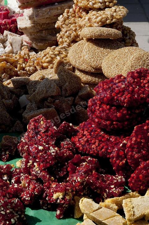 Patisserie, nougat tunisienne vendue devant la Zaouia Sidi Sahab ou mosquée du barbier, le jour du mouled