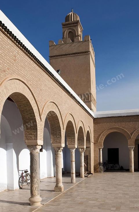 Patio et minaret de la mosquée de la Rose dans la medina de Kairouan