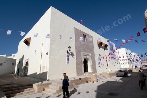 Façade nouveau musée devant la Grande Mosquée de Kairouan dans la medina