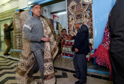 Vente aux enchères de tapis dans la medina de Kairouan