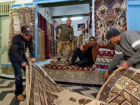 Vente aux enchères de tapis dans la medina de Kairouan