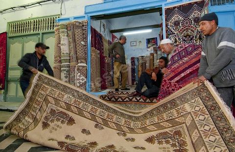 Vente aux enchères de tapis dans la medina de Kairouan