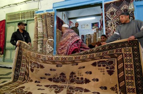 Vente aux enchères de tapis dans la medina de Kairouan