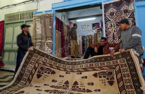 Vente aux enchères de tapis dans la medina de Kairouan