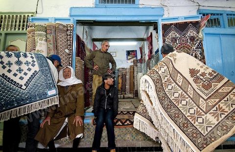 Vente aux enchères de tapis dans la medina de Kairouan
