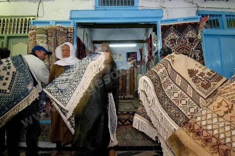 Vente aux enchères de tapis dans la medina de Kairouan