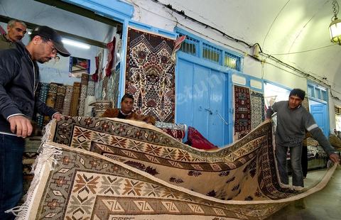 Vente aux enchères de tapis dans la medina de Kairouan