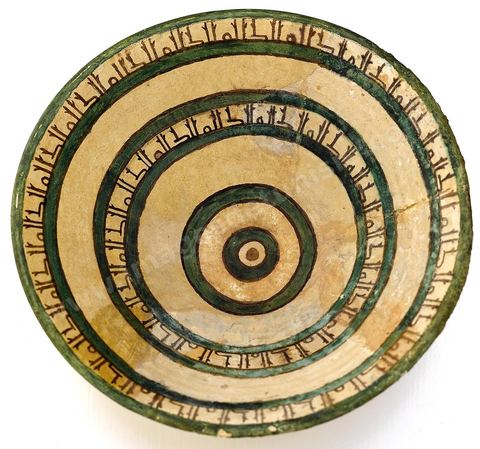 Plat en poterie à glaçure, décor épigraphique (5ème s; H / 11ème s. JC) - Musée d'art islamique de Reqqada près de Kairouan