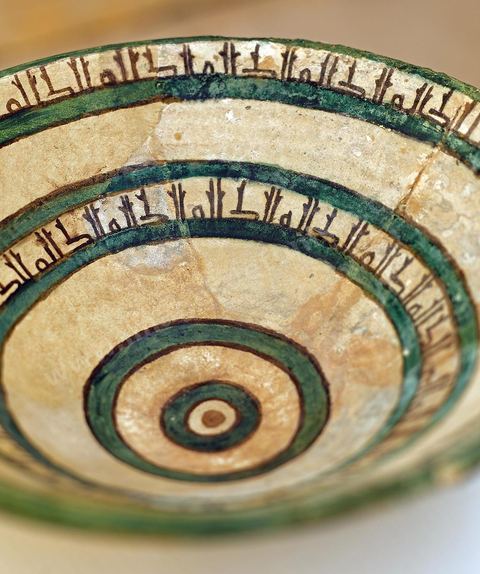 Plat en poterie à glaçure, décor épigraphique (5ème s; H / 11ème s. JC) - Musée d'art islamique de Reqqada près de Kairouan