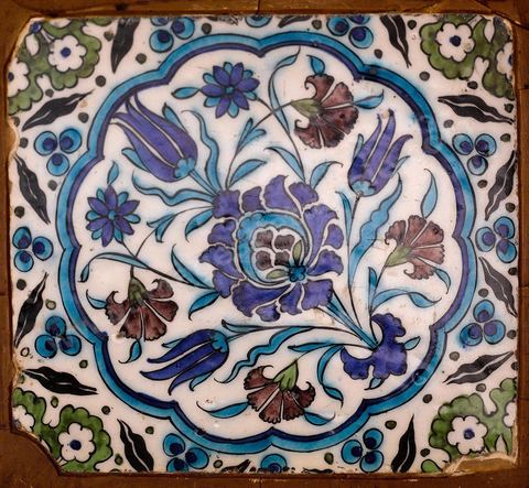 Carreau de faience importé d'Iznik, Turquie (10ème s. H / 16ème s. JC) - Musée d'art islamique de Reqqada près de Kairouan
