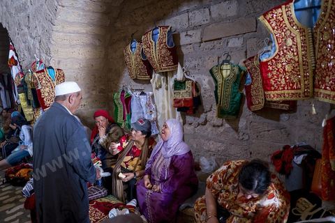 Mahdia, marché aux costumes traditionnels par les femmes de la région. Ce marché traditionnel perdure depuis des années et a lieu sous la Skifa El Kahla de Mahdia. Les femmes vendent ici les costumes traditionnels féminins pour les mariages. Costumes en soie, fil d'or et d'argent tissées par les femmes chez elles.