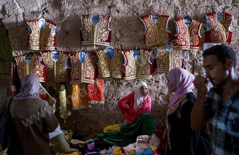 Mahdia, marché aux costumes traditionnels par les femmes de la région. Ce marché traditionnel perdure depuis des années et a lieu sous la Skifa El Kahla de Mahdia. Les femmes vendent ici les costumes traditionnels féminins pour les mariages. Costumes en soie, fil d'or et d'argent tissées par les femmes chez elles.