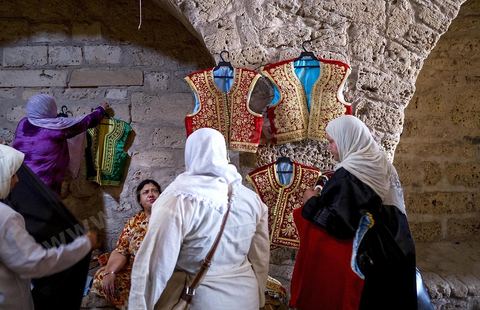 Mahdia, marché aux costumes traditionnels par les femmes de la région. Ce marché traditionnel perdure depuis des années et a lieu sous la Skifa El Kahla de Mahdia. Les femmes vendent ici les costumes traditionnels féminins pour les mariages. Costumes en soie, fil d'or et d'argent tissées par les femmes chez elles.