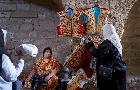 Mahdia, marché aux costumes traditionnels par les femmes de la région. Ce marché traditionnel perdure depuis des années et a lieu sous la Skifa El Kahla de Mahdia. Les femmes vendent ici les costumes traditionnels féminins pour les mariages. Costumes en soie, fil d'or et d'argent tissées par les femmes chez elles.
