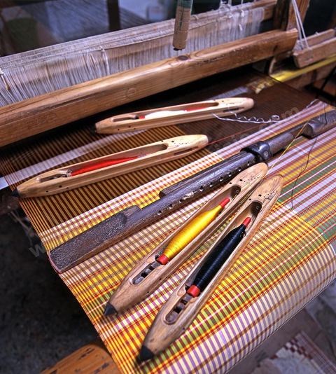 détail de métier à tisser dans un atelier de la medina de Mahdia