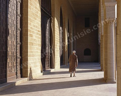 Homme sous le portique menant à la salle des prières de la grande mosquée de Mahdia