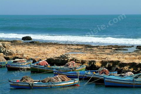 pêcheurs et barques dans le port fatimide de Mahdia