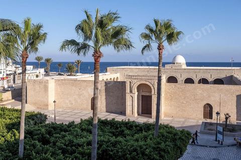 La Grande mosquée est située au coeur de la medina entre le quartier qui travaille et celui qui dort. La presqu'île de Mahdia est le coeur historique de la ville, avec la medina et à sa pointe le cimetière marin et le borj. La partie résidentielle, appellée Borj Erras, est un mélange de palais et de maisaons traditionnelle de pêcheurs. 