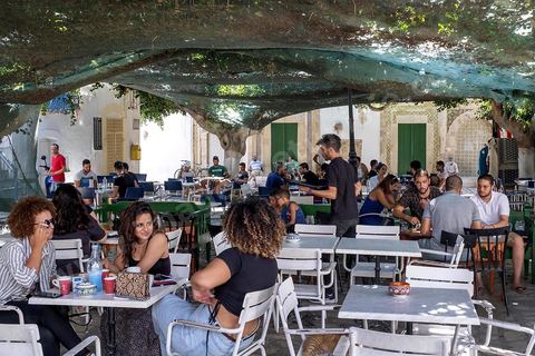 A la place du Caire au coeur de la medina le celèbre café ne desemplit pas. La presqu'île de Mahdia est le coeur historique de la ville, avec la medina et à sa pointe le cimetière marin et le borj. La partie résidentielle, appellée Borj Erras, est un mélange de palais et de maisaons traditionnelle de pêcheurs. 