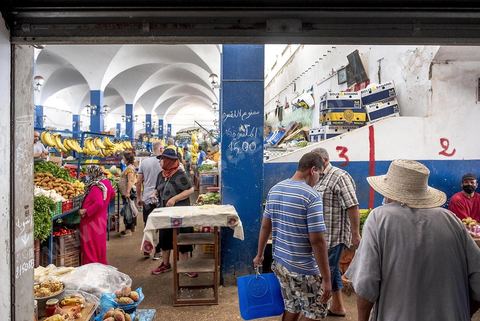 Marché central. La presqu'île de Mahdia est le coeur historique de la ville, avec la medina et à sa pointe le cimetière marin et le borj. La partie résidentielle, appellée Borj Erras, est un mélange de palais et de maisaons traditionnelle de pêcheurs. 