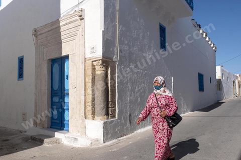 Ruelle de la Medina. La presqu'île de Mahdia est le coeur historique de la ville, avec la medina et à sa pointe le cimetière marin et le borj. La partie résidentielle, appellée Borj Erras, est un mélange de palais et de maisaons traditionnelle de pêcheurs. 