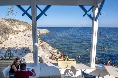 Le célèbre café Sidi Salem sur la corniche sud de l'île. La presqu'île de Mahdia est le coeur historique de la ville, avec la medina et à sa pointe le cimetière marin et le borj. La partie résidentielle, appellée Borj Erras, est un mélange de palais et de maisaons traditionnelle de pêcheurs. 