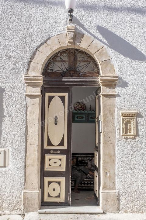 portes de la medina de Mahdia. La presqu'île de Mahdia est le coeur historique de la ville, avec la medina et à sa pointe le cimetière marin et le borj. La partie résidentielle, appellée Borj Erras, est un mélange de palais et de maisaons traditionnelle de pêcheurs. 