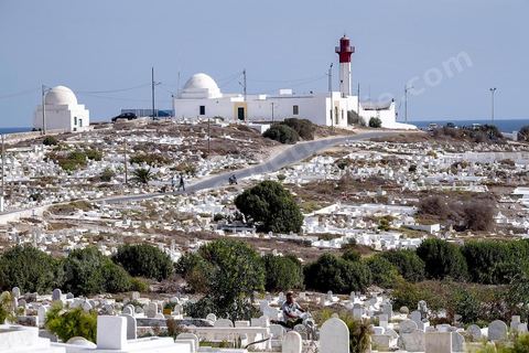 Le cimetière marin à la point de la presqu'île est un lieu plein de vie, promenades, prières, pêcheurs, ... La presqu'île de Mahdia est le coeur historique de la ville, avec la medina et à sa pointe le cimetière marin et le borj. La partie résidentielle, appellée Borj Erras, est un mélange de palais et de maisaons traditionnelle de pêcheurs. 