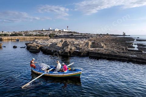 Sortie de pêche du port Fatimidie au coeur du cimetière marin situé à la pointd e la presqu'île. La presqu'île de Mahdia est le coeur historique de la ville, avec la medina et à sa pointe le cimetière marin et le borj. La partie résidentielle, appellée Borj Erras, est un mélange de palais et de maisaons traditionnelle de pêcheurs. 